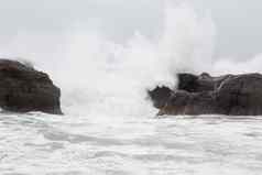 狂风暴雨的海波崩溃岩石