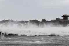 狂风暴雨的海波崩溃岩石