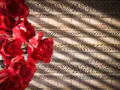 红色的玫瑰古老的墙装饰概念背景