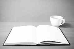 开放书咖啡杯黑色的白色颜色语气风格