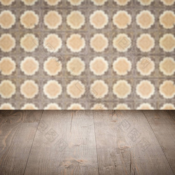 木表格前模糊古董陶瓷瓷砖模式墙