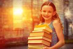 复合图像可爱的女孩携带书图书馆