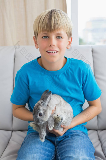 可爱的男孩宠物兔子