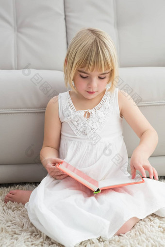 女孩坐着地板上阅<strong>读故事</strong>书