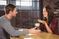 微笑夫妇会说话的喝咖啡