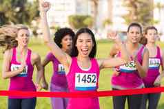 欢呼女人赢得乳房癌症马拉松