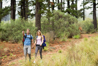 年轻的徒步旅行者夫妇徒步旅行指出