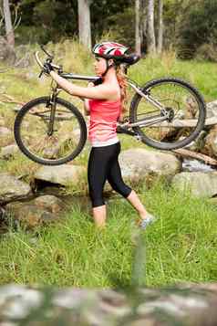 金发女郎运动员携带山自行车