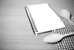 笔记本厨房工具黑色的白色颜色语气风格