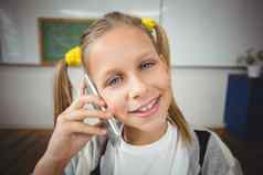 微笑学生打电话智能手机教室