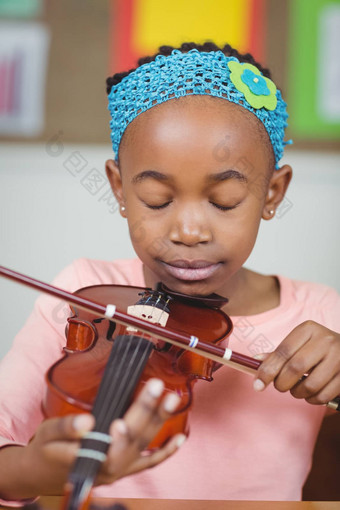 集中学生玩小提琴教室