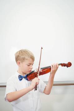 集中学生玩小提琴