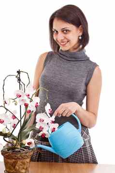 年轻的女人浇水兰花