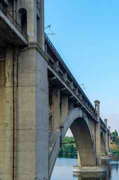 路铁路错层式的桥河