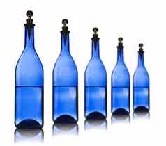 蓝色的玻璃瓶水