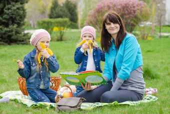 女孩吃香蕉野餐