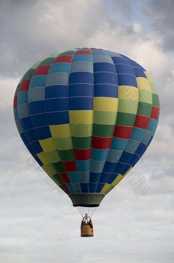 热空气气球浮动云