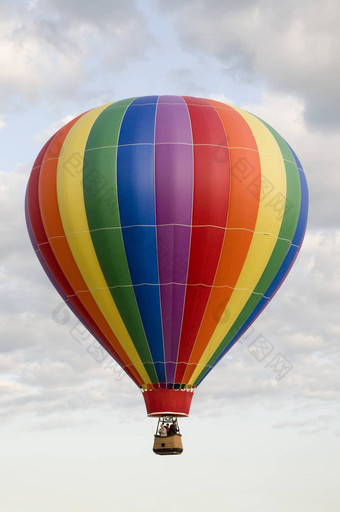 热空气气球浮动云