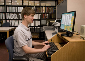 学生进行电脑研究图书馆存档