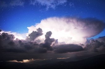喀尔巴阡山脉的山山流行伊凡雷雨云砧布满星星的
