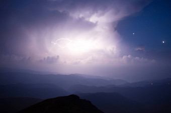 喀尔巴阡山脉的山山流行伊凡雷雨云砧布满星星的