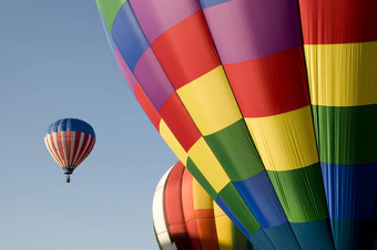 色彩斑斓的热空气气球启动