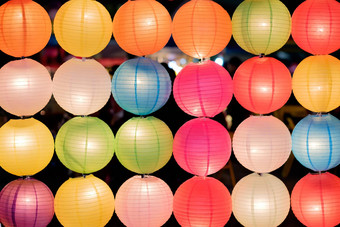 安排色彩斑斓的中国人灯笼