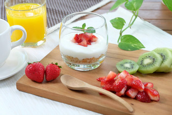 健康的色彩斑斓的早餐<strong>低脂</strong>肪酸奶格兰诺拉麦片草莓猕猴桃水果
