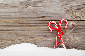 色彩斑斓的条纹红色的白色圣诞节糖果拐杖冬天雪