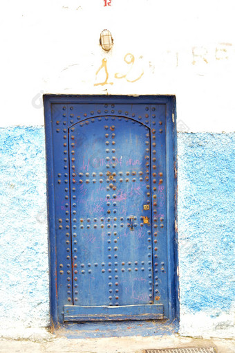 历史大理石古董建筑通过摩洛哥蓝色<strong>的</strong>