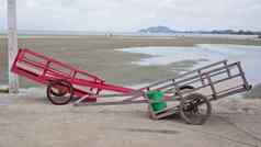 独轮手推车木处理海滩