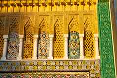 行摩洛哥瓷砖染色地板上陶瓷摘要