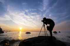 轮廓摄影师采取图片日出岩石