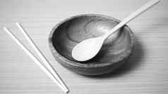空碗筷子黑色的白色颜色语气风格