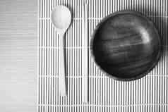 木勺子碗筷子黑色的白色颜色语气风格