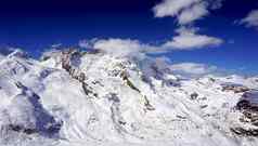 雪阿尔卑斯山脉山场景蓝色的天空