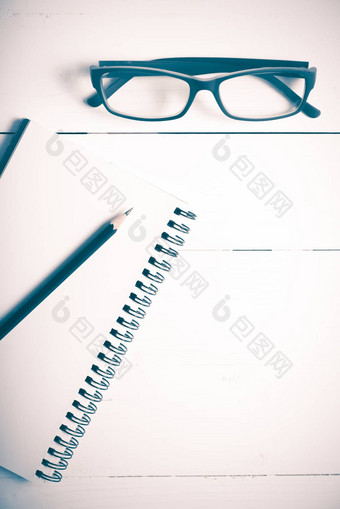 铅笔记事本眼镜古董风格