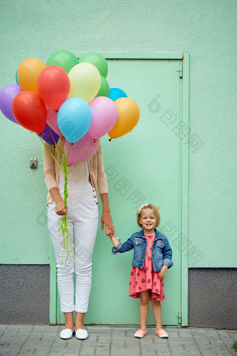 妈妈。孩子色彩斑斓的气球