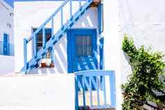 典型的传统的门窗户希腊白色蓝色的风格