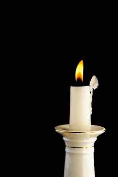 白色燃烧蜡烛烛台