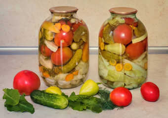 各种罐头<strong>蔬菜</strong>玻璃罐子