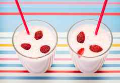 美味的有营养的健康的新鲜的草莓酸奶