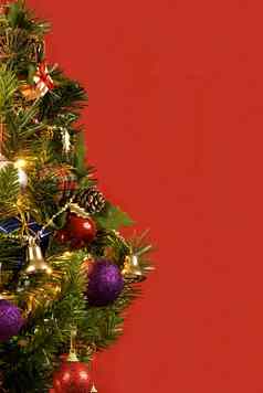 漂亮的圣诞节树红色的背景垂直