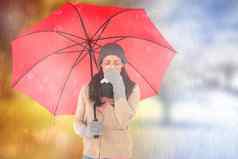 复合图像生病的浅黑肤色的女人吹鼻子持有伞