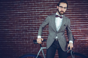 肖像时尚男人。自行车