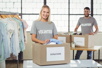 志愿者分离衣服捐赠盒子