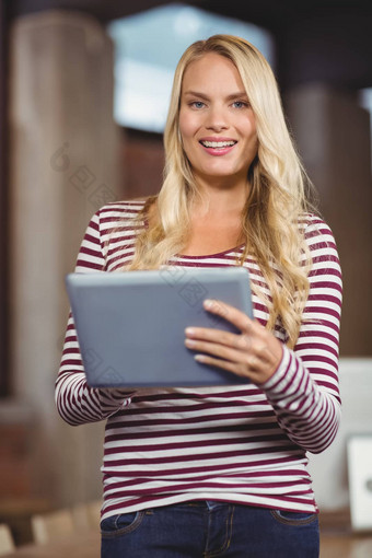 肖像年轻的女商人数字平板电脑