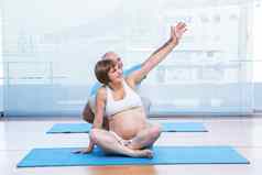 教练教学瑜伽怀孕了女人