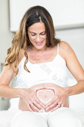 快乐女人心怀孕了腹部