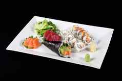 寿司生鱼片芥末酱蔬菜白色板